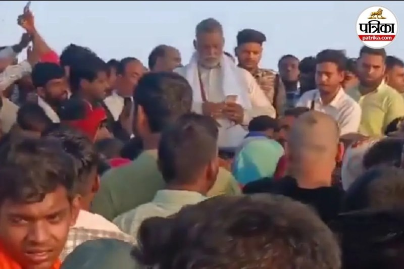 पैसे बांटते पप्पू यादव