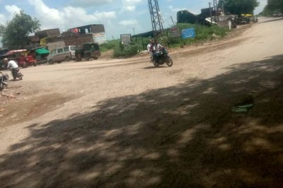 लबान रेलवे स्टेशन तिराहे पर नहीं है यात्री प्रतीक्षालय