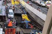 पटना के मीठापुर में धंसी हुई सड़क