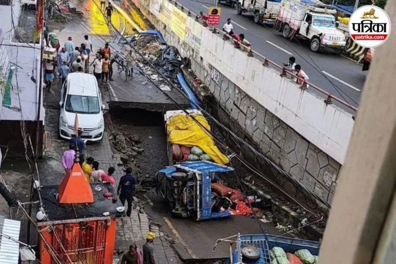 पटना के मीठापुर में धंसी हुई सड़क
