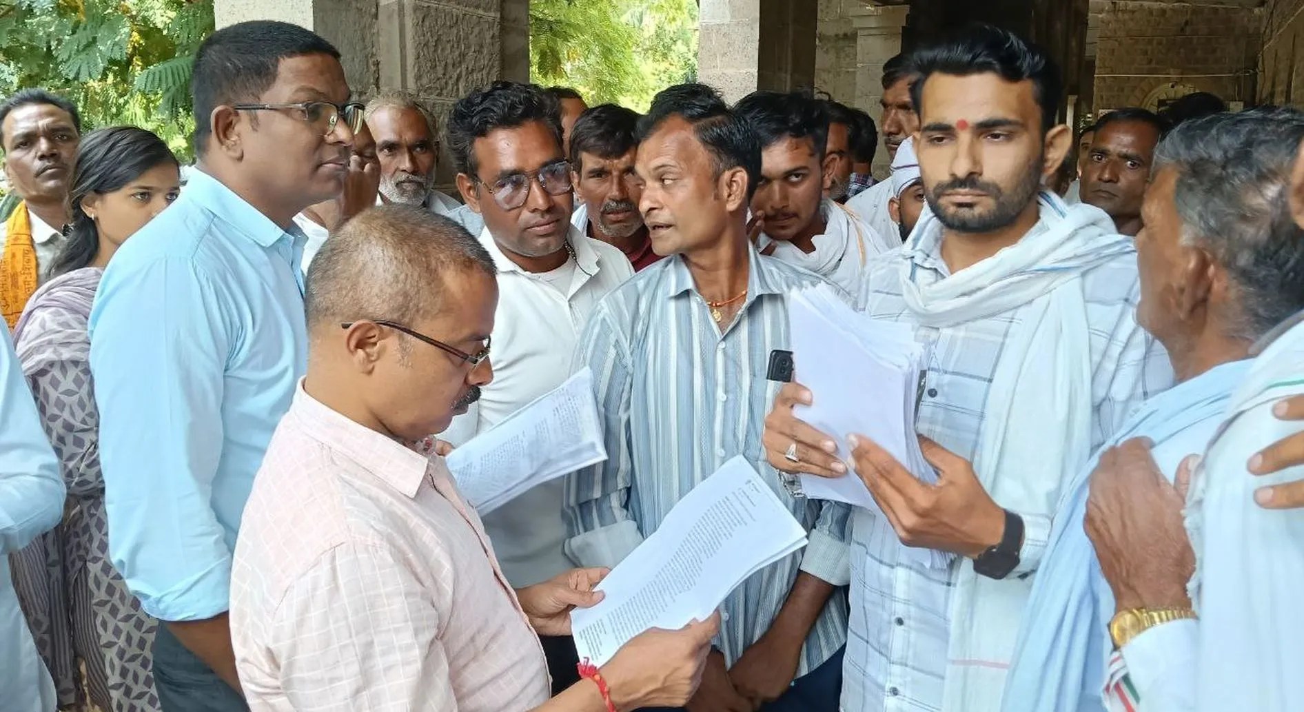 आक्रोश… पूरे क्षेत्र में फसल खराब, पटवारी कह रहे पांच किसानों के नाम बता दो