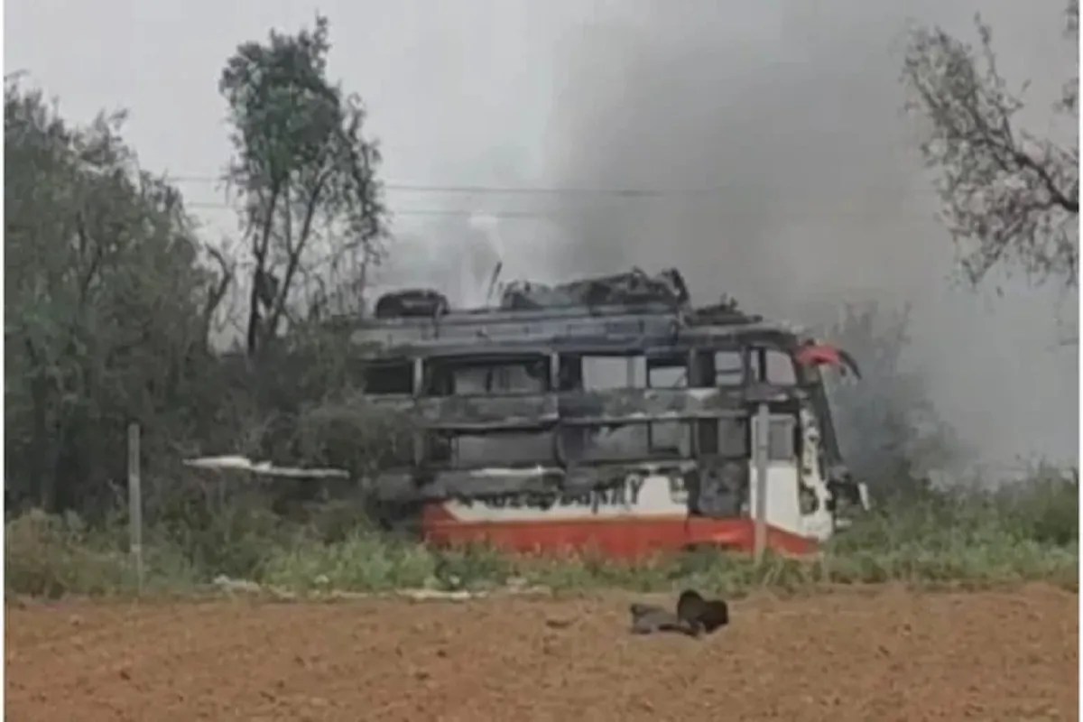 जयपुर हादसा अपडेट: बस की छत पर रखे थे सिलेंडर और बाइक, हाईटेंशन लाइन से टकराते ही भड़की आग- वीडियो में देखें डरावना मंजर