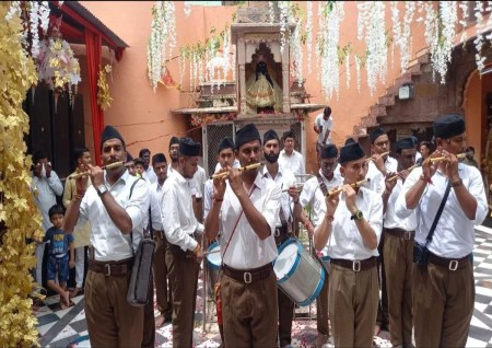 शहर में देश के आजाद होने के करीब तीन साल पहले 1944 में राष्ट्रीय स्वयंसेवक संघ की पहली शाखा लगाई गई थी। नगर इससे पहले कोटा जिले में ही शामिल था। संघ ने इसे 1965 में जिला बनाया। संघ की प्रथम शाखा ठाकुर बाबा का बाग ट्रक यूनियन अंबेडकर सर्किल पर प्रारंभ हुई।
