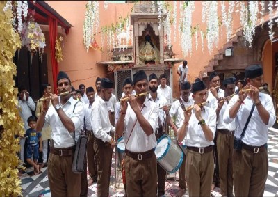 शहर में देश के आजाद होने के करीब तीन साल पहले 1944 में राष्ट्रीय स्वयंसेवक संघ की पहली शाखा लगाई गई थी। नगर इससे पहले कोटा जिले में ही शामिल था। संघ ने इसे 1965 में जिला बनाया। संघ की प्रथम शाखा ठाकुर बाबा का बाग ट्रक यूनियन अंबेडकर सर्किल पर प्रारंभ हुई।
