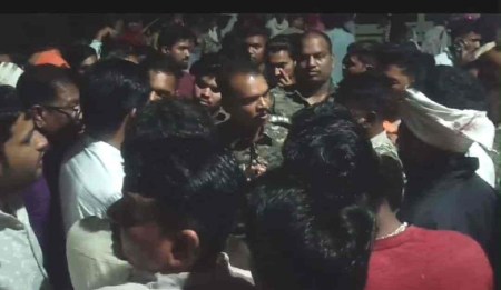 10 लाख मुआवजा व पत्नी को नौकरी के आश्वासन पर माने प्रदर्शनकारी - विधायक व पूर्व सांसद पहुंचे मौके पर, जेई निलंबित - एसडीएम, एसडीओपी सहित तीन थाना की फोर्स मौके पर