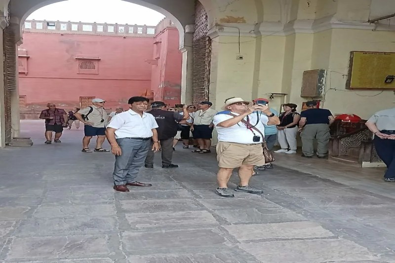 किला देखने पहुंचे पर्यटक।