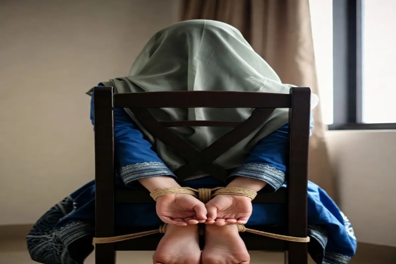 21 year old girl tied to chair with hands feet after that hotel owner raped in kanpur