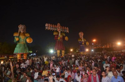 रायपुर का डब्ल्यूआरएस मैदान राजधानी के सबसे बड़े दशहरा उत्सव का गवाह बना। लोगों को अधर्म पर धर्म और बुराई पर अच्छाई की जीत का जश्न देखने का अवसर मिला। उल्लास ऐसा कि हर रास्ते से लोगाें का रेला। देखते ही देखते पूरा मैदान 10 हजार से ज्यादा लोगाें से भर गया। ट्रेनों के पहिए थम गए।