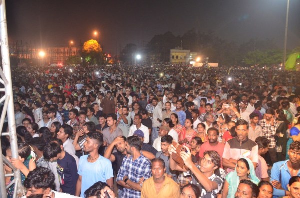 ऐतिहासिक रावणभाठा मैदान पर पर रावण दहने देखने जुटे लोग। 