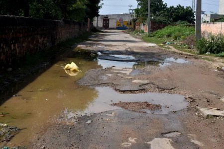 करनी कॉलोनी में टूटी सड़क