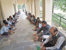 बच्चों के साथ जमीन पर बैठकर मिड डे मील चखा।