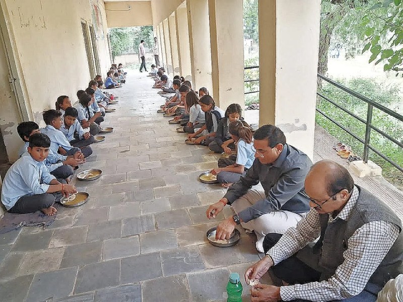 बच्चों के साथ जमीन पर बैठकर मिड डे मील चखा।