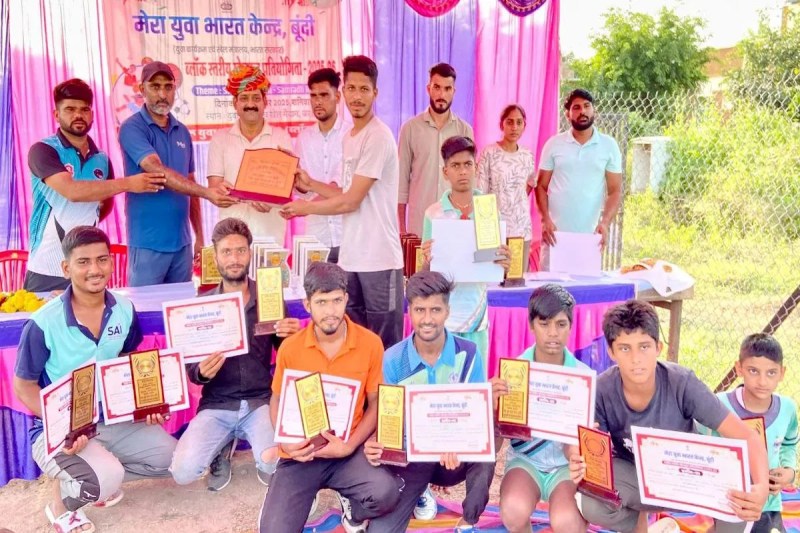 रोमांचक मुकाबले में ग्रामीण खिलाड़ियों ने मैदान में दिखाया दमखम