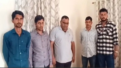 एसीबी की गिरफ्त में रिश्वत लेने का आरोपी एएसआई सुखराम बीच में