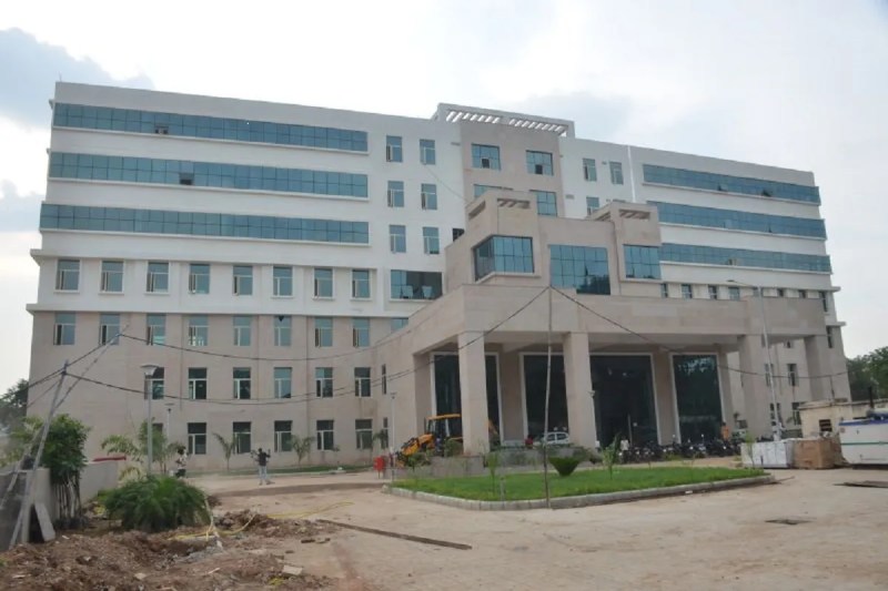 सुपर स्पेशलिटी अस्पताल अधीक्षक, डॉक्टर पर एफआइआर से हडकंप