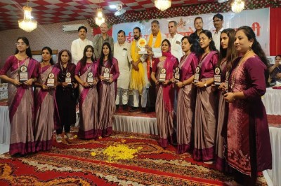 उल्लेखनीय कार्य करने वाले शिक्षकों को किया सम्मानित