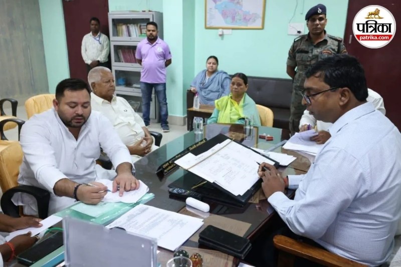 नामांकन करते तेजस्वी यादव