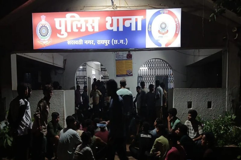 CG Crime: तलवार-चाकू व लाठी-डंडा लेकर हॉस्टल में घुसे बदमाश, लाइट बंद करके छात्रों को पीटा, साइंस कॉलेज के कई छात्र घायल