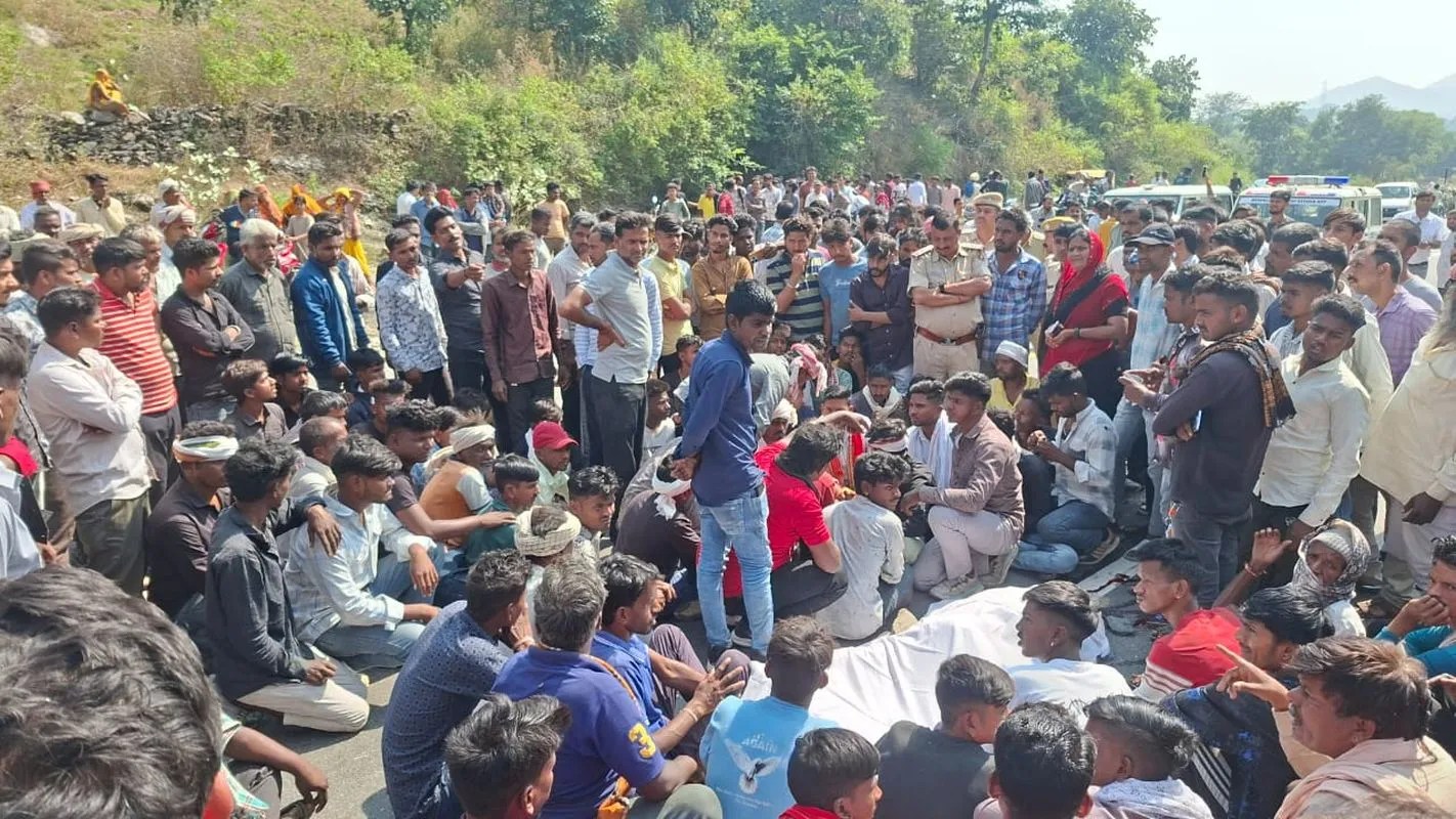 बवाल, पथराव में 7 पुलिसकर्मी घायल, कई वाहन क्षतिग्रस्त