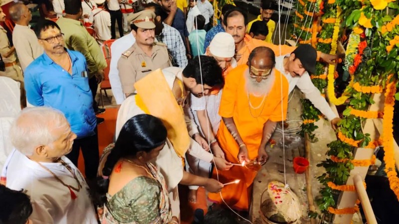 दशाश्वमेध घाट पर जले आकाशदीप