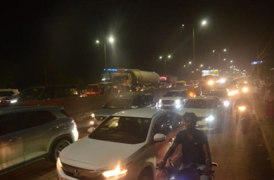 ढाबे में खाना खाते वक्त कार अनलॉक होने का मैसेज आया, कार के पास पहुंचा तो होश उड़े