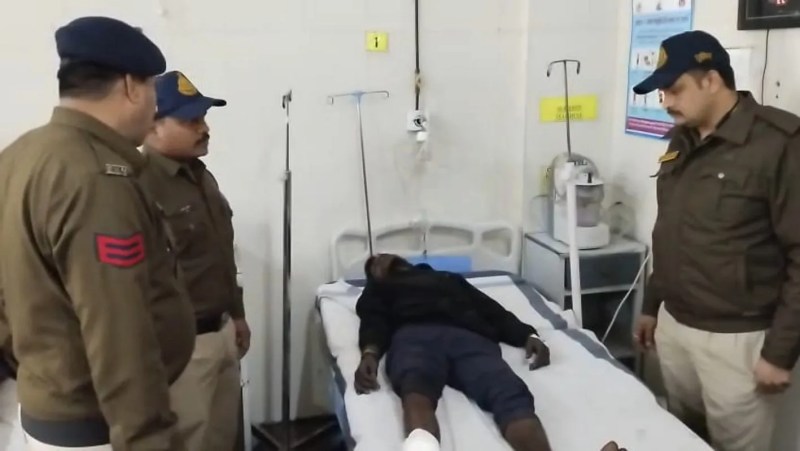 पुलिस जवान को भी लगी गोली, आरोपी को गिरफ्तार कर पुलिस ने अस्पताल में कराया भर्ती