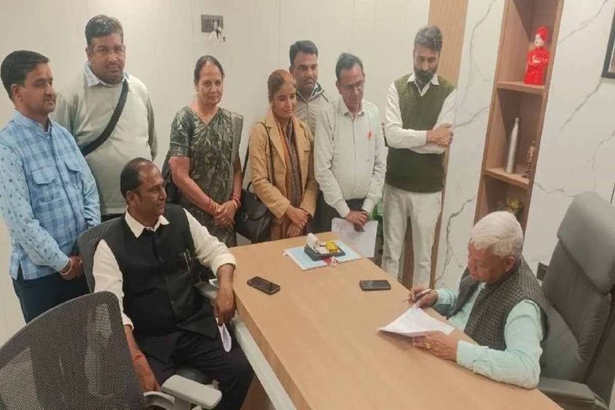 Crisis on 20 lakh teachers of the state