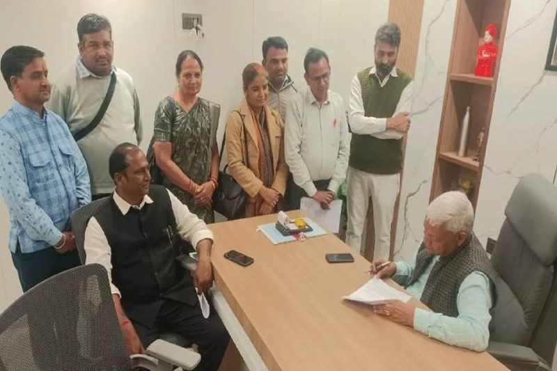 Crisis on 20 lakh teachers of the state