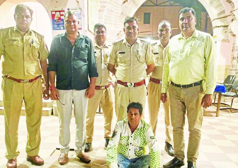 सीआई योगेश चौहान ने डीएसटी के साथ हुसैन बच्चा के मकान पर छापामार कर चैक किया। इस दौरान हुसैन बच्चा के कब्जे से 30 ग्राम स्मैक, 47 ग्राम स्मैक में मिश्रण करने का टांका (पावर) व स्मैक बिक्री राशि 32265 रुपए नगद और पांच कार्टनों में रखे भरे 1875 एविल इंजेक्शन बरामद किए।