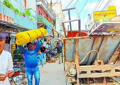 नगर परिषद के अतिक्रमण रोधी दस्ते ने शनिवार को शहर के प्रमुख मार्गों से अस्थाई अतिक्रमण को हटाने की कार्रवाई की। इस दौरान सडक व फुटपाथ पर रखकर अतिक्रमण करने वालो के सामानों को जब्त किया गया। कार्रवाई के चलते व्यापारियों में हड$कम्प मच गया।