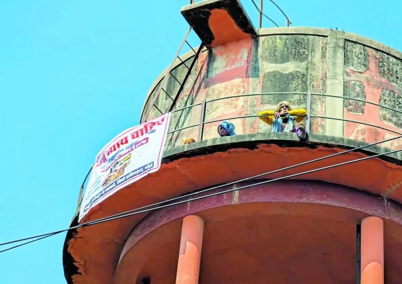 समरानियां कस्बा निवासी एक परिवार के चार सदस्य अपनी जमीन दबंगों के कब्जे से मुक्त करवाने के लिए शहर में सिविल लाइन्स रोड स्थित पेयजल टंकी पर जा बैठे। सूचना पर पुलिस व प्रशासनिक अधिकारियों ने पहुंचकर समझाइश कर नीचे उतारा। इस दौरान पीडि़त परिवार करीब दो घंटे तक टंकी पर बैठा रहा।