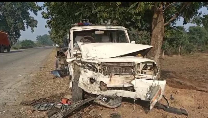 नौरोजाबाद बाइपास के पास हुआ हादसा, चालक भी हुआ घायल, दोनों घायलों को पहुंचाया गया अस्पताल