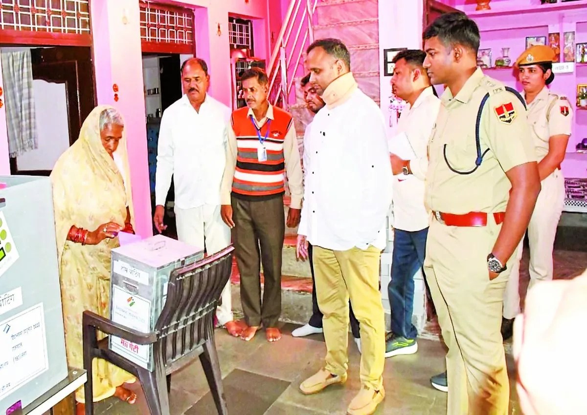 जिला निर्वाचन अधिकारी ने बताया कि होम वोङ्क्षटग के अंतर्गत 10 विशेष मतदान दल गठित किए हैं, जो अपने-अपने क्षेत्रों में जाकर मतदाताओं से डाक मतपत्र के माध्यम से मतदान करवा रहे हैं। प्रथम चरण के बाद द्वितीय चरण की होम वोङ्क्षटग 7 से 8 नवम्बर को करवाई जाएगी। कुल दो चरणों में 319 मतदाता इस विशेष व्यवस्था के तहत मतदान कर सकेंगे। जिला निर्वाचन अधिकारी ने कहा कि आयोग का उद्देश्य यह सुनिश्चित करना है कि प्रत्येक पात्र मतदाता, चाहे वह किसी भी परिस्थिति में हो, लोकतंत्र के इस म