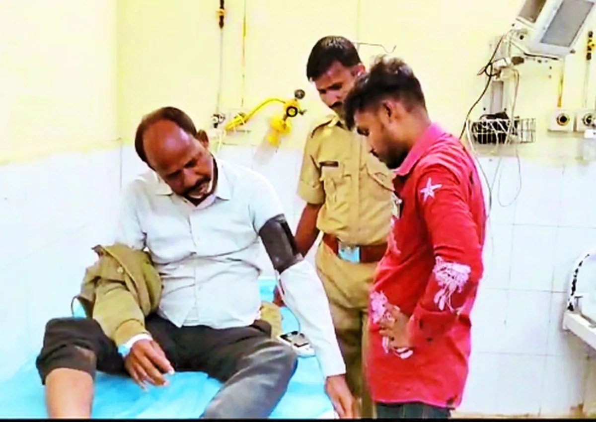 क्षेत्रीय वन अधिकारी हरिराम चौधरी व चालक व वन रक्षक छोटू लाल के अनुसार देर रात सहायक वन पाल दिनेश सहरिया वन रक्षक समपाल ङ्क्षसह, सुभाष दूत, कन्हैया लाल चालक व वन रक्षक छोटू लाल किशनपुरा नाके में गश्त कर रहे थे। इसी दौरान सूचना मिली की कदीली बंजारा बस्ती के समीप अतिक्रमी फूल ङ्क्षसह व गोपी बंजारा ट्रैक्टरों से वनभूमि की हंकाई कर रहे है। जैसे ही टीम रात को मौके पर पहुंची तो वे ट्रैक्टरों को भगा ले गये।