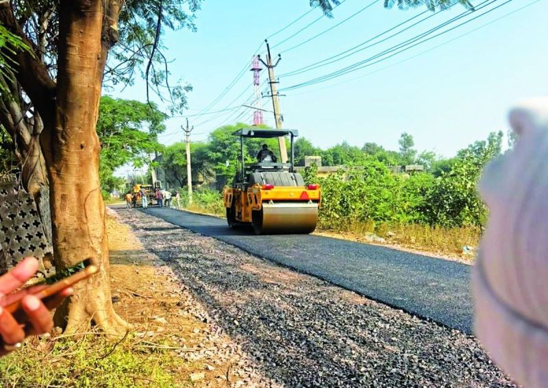 कॉलोनी के लोगों का आरोप है कि ठेकेदार द्वारा इस काम को बिना नाप तोल व नियमानुसार नहीं किया हा रहा है।