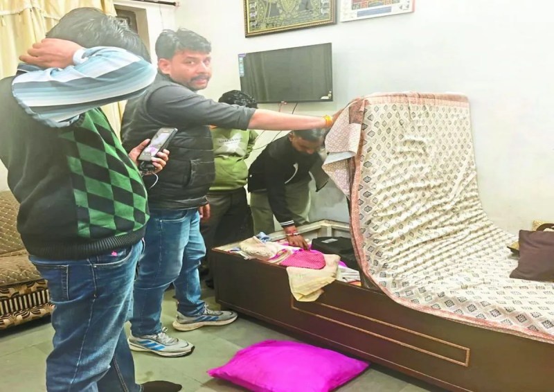 आरोपी पिछले कुछ महीनों से एमएसपी केंद्रों के आवंटन के बदले रिश्वत मांग रहा था। सेवानिवृत्त होने के बाद वह संविदा पर महाप्रबंधक के पद पर कार्यरत था और अपनी प्रभावी स्थिति का दुरुपयोग कर लोगों से रिश्वत वसूल रहा था।