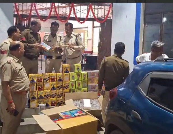 सागर जिले के गढाकोटा में पुलिस ने आतिशबाजी से भरी कार को पकड़ा, ढाई लाख रुपए से अधिक कि आतिशबाजी जब्त