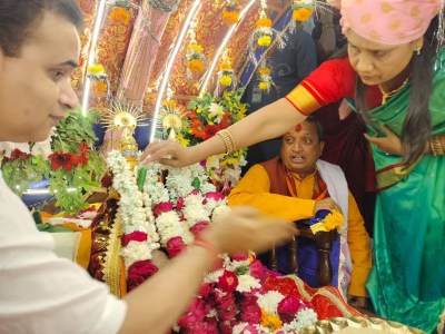 टीकमगढ़ में दूल्हा बने श्रीराम राजा सरकार, कलेक्टर जमुना भिडे ने किया तिलक