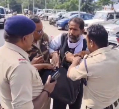 सागर जनपद पंचायत के सदस्य फदाली अहिरवार ने कलेक्ट्रेट में खुद पर पेट्रोल डालकर आग लगाने की कोशिश की, फिर यह हुआ