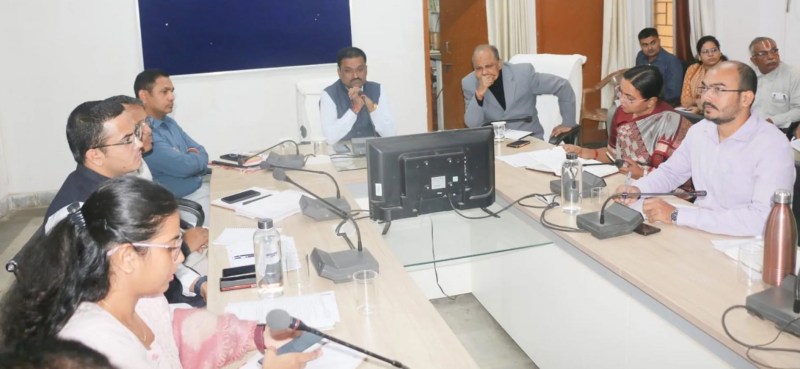 विभागीय कार्यों की समीक्षा करते हुए कलेक्टर ने दिए निर्देश, कलेक्टर सभागार में आयोजित हुई समय सीमा की बैठक
