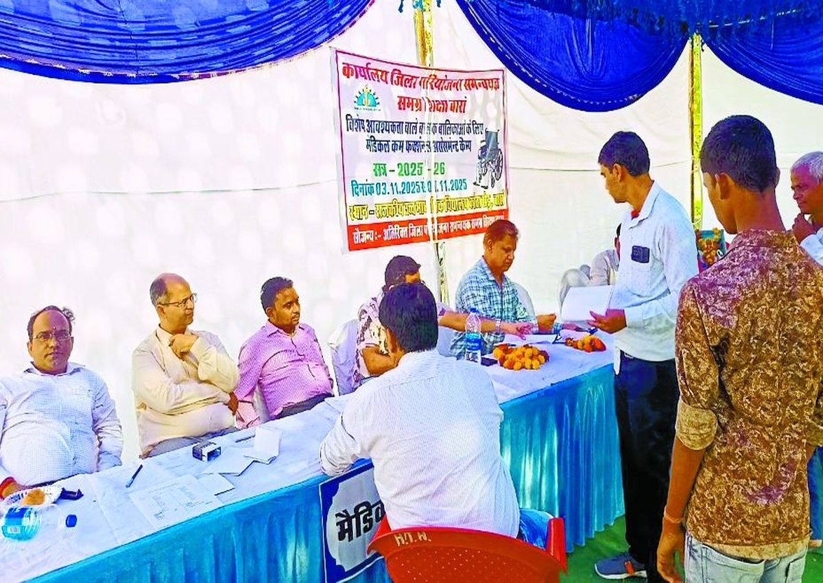 अंता विधानसभा उपचुनाव को लेकर जिले में आदर्श आचार संहिता लागू है। साथ ही धारा 163 भी लगी हुई है। एक ओर तो जिला निर्वाचन विभाग आचार संहिता की कड़ाई से पालना के लिए कार्य कर रहा है। वहीं दूसरी ओर शिक्षा विभाग ही आचार संहिता की धज्जियां उड़ाने में लगा हुआ है।