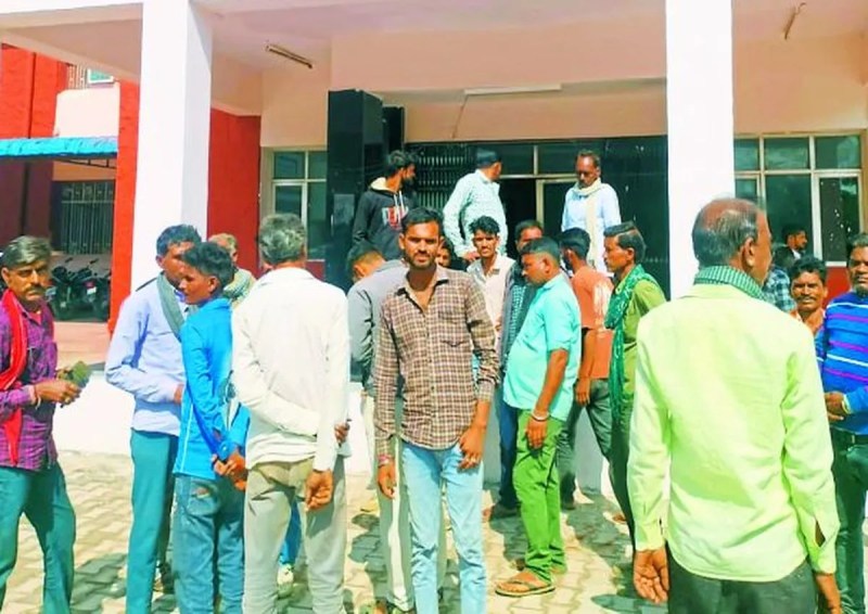 कोटडीसुंडा ग्राम पंचायत के उल्थी गांव के लोगों ने पेयजल आपूर्ति नहीं होने पर बारां पहुंचकर जिला कलक्टर के नाम तहसीलदार को ज्ञापन दिया। साथ ही 11 नवंबर को होने वाले उपचुनाव में मतदान नहीं करने की चेतावनी दी।