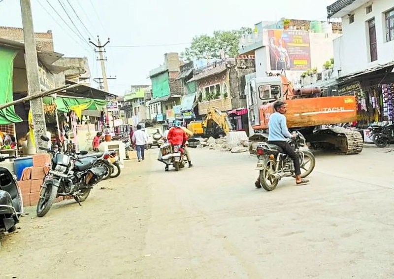 गड्ढों और धूल-कीचड़ के कारण लोगों को आए दिन परेशानी उठानी पड़ती थी। व्यापारियों से लेकर स्कूली बच्चों तक, सभी इस मार्ग की दयनीय स्थिति से प्रभावित थे।