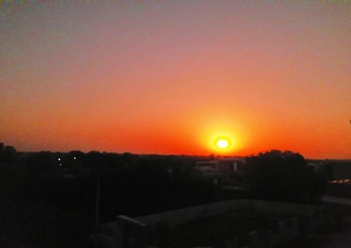 मौसम विभाग के अनुसार, साइक्लोनिक सर्कुलेशन और वेस्टर्न डिस्टरबेंस के असर से अगले एक-दो दिन में हवा की दिशा बदलने से सर्दी और बढ़ सकती है। गुरुवार को बारां सहित जिले में मौसम का मिजाज साफ रहा। 7-8 नवंबर से हवा का रूख बदलने से तापमान में गिरावट आने लगेगी और ठंड अपना असर दिखाना शुरू कर देगी। उत्तर से आने वाली ठंडी हवाओं के चलते तापमान में 2 से 3 डिग्री की गिरावट आएगी। 15 नवंबर के बाद ठंड का असर और तेज हो जाएगा। बुधवार की रात सीजन की सबसे ठंडी रात रही। रात का पारा करीब 12 डिग्री सेल्सियस दर्ज कि