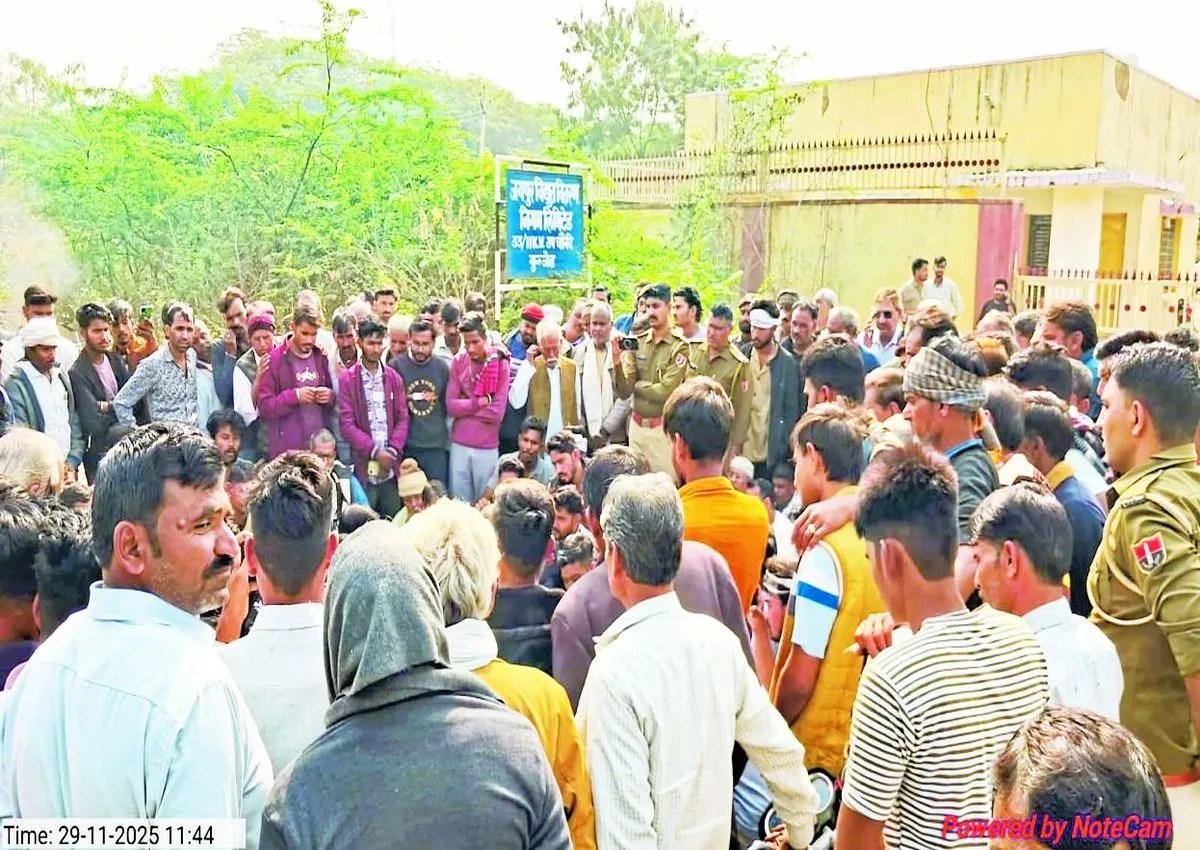बाद में सूचना पर मौके पर पहुंचे विद्युत निगम के अधिकारियों को मांगों को लेकर एक प्रतिनिधि मंडल ने ज्ञापन देकर समस्या से अवगत कराया। अधिकारियों के आश्वासन पर दोपहर 12 बजे बाद धरना-प्रदर्शन समाप्त किया गया।