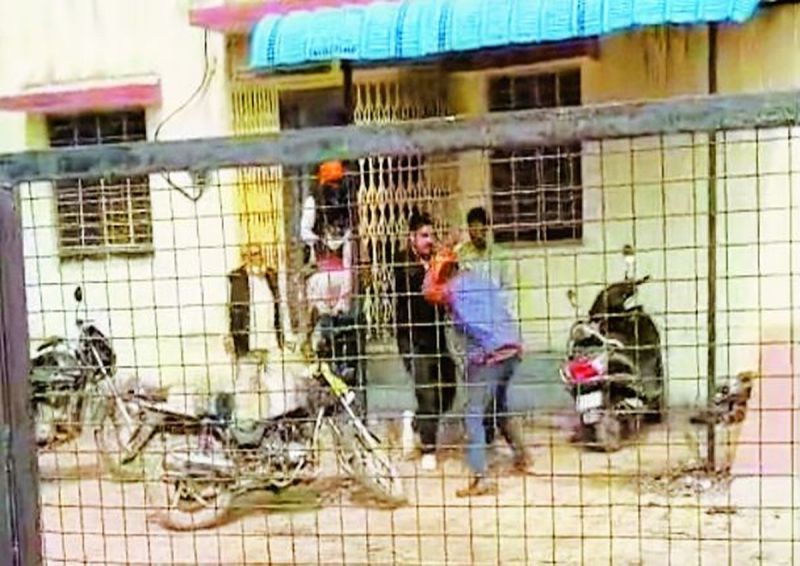 निगम ने तत्परता दिखाते हुए जेईएन को निलंबित कर दिया। मामले में जेईएन और किसान, दोनों ने एक-दूसरे पर मारपीट का आरोप लगाया है। फिलहाल पुलिस ने मामला दर्ज कर जांच शुरू कर दी है।