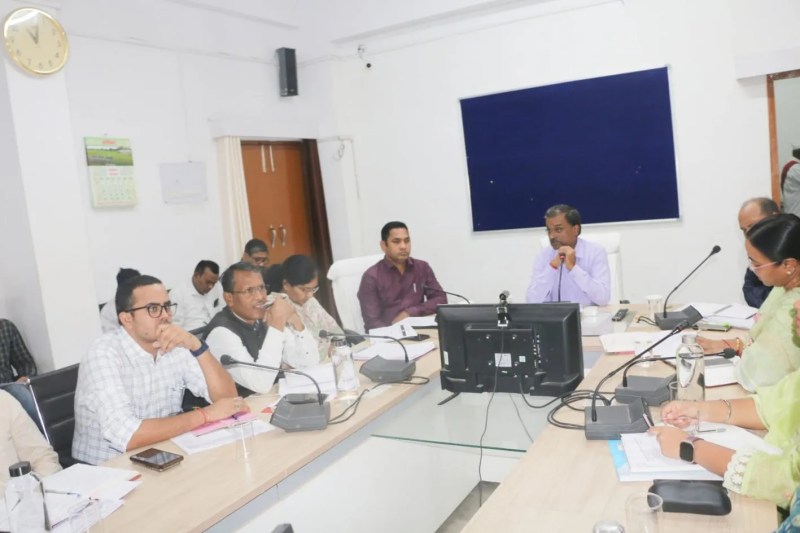 समयसीमा की बैठक में कलेक्टर ने दिए निर्देश, सड़कों पर होने वाले अतिक्रमण को हटाने विधिसम्मत कार्रवाई करने की दी हिदायत