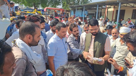 SDM said all security guards should come in uniform, otherwise their salaries will be deducted.