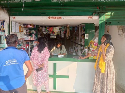 नौसिखिए बांट रहे दवाई, नहीं जानते कौन सी दवा किस मर्ज की