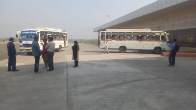 ग्वालियर। इंटर स्टेट बस टर्मिनल (आईएसबीटी) से बस संचालन शुरू हुए दो दिन हो गए हैं, लेकिन स्थिति में कोई बदलाव नहीं दिखा। मंगलवार को भी यहां सन्नाटा पसरा रहा। भिंड और मुरैना रूट की केवल 16 बसें ही रोडवेज बस स्टैंड से सवारियां लेकर आईएसबीटी पहुंचीं, वो भी महज 5 से 10 मिनट रुकने के बाद फिर गंतव्य की ओर रवाना हो गईं।